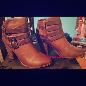 Gently worn Madden Girl Ankle Boots Brown. Sz 7.5
